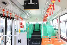 公交车厢年味浓图片