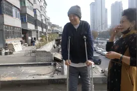 患“不死癌症”的他，给6300位无名逝者找家图片