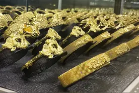 “只犹豫一下就被买走”“投资金条没货”！黄金市场太火了，工厂订单排到年后，小姐姐也迷上存小克重金条图片