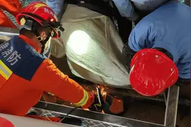 当心被“咬”！一工人操作不慎手臂卷入粉碎机！图片