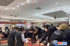 转运珠卖断货，“跟抢大白菜一样”！节前掀起买金热图片