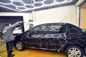 江城迎来春节前洗车高峰，部分洗车店过年不打烊，智能洗车点可自助洗车图片