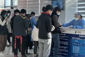 崇明公安出入境接待大厅有序恢复证件办理图片