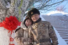 界碑见证爱情！军嫂带双胞胎跨越千里看望戍边丈夫图片