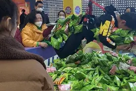 每天两三百个小朋友玩，商场推出真人版“抓零食机”图片