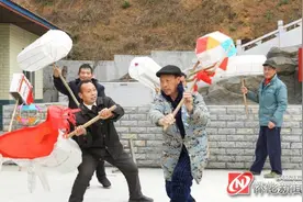 会同县闹溪村：制作纸龙迎新年图片