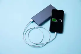 别再这样用充电宝了！充电宝起火致4人身亡！你可能也在这样用……图片