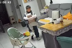 9岁哥哥第一次用背带背妹妹，每个动作都细节满满引网友点赞图片