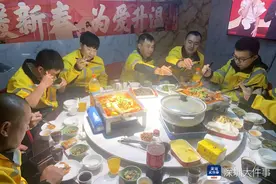 美团配送发放春节稳岗补贴，深圳“跨年骑手”提前吃团圆饭图片