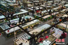 瑞丽玉石市场复苏 电商直播珠宝热销人气旺图片