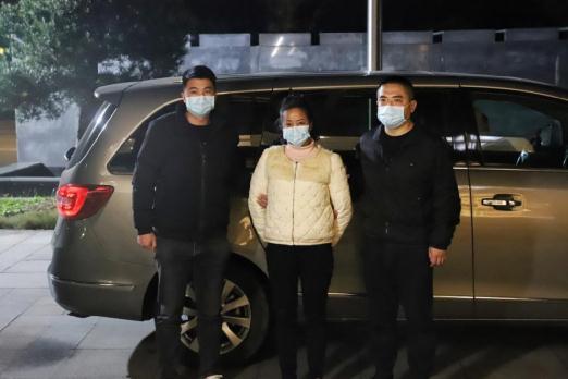 发现这个漏洞，疯狂取现398万！银行女员工立即整容，潜逃25年后落网！