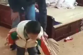 孩子在家苦练“降龙十八掌”大人在背后笑翻图片