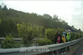 “看到警察姐姐，我们就不害怕了……”近10个小时的守护，女孩平安踏上回家的路图片