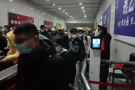 凌晨返乡仍有班车等候 信阳东站多举措温暖人心图片