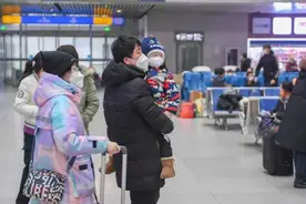 高铁车站增设免费充电插座，不该那么难 | 新京报快评图片