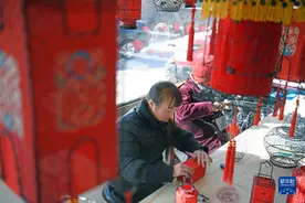 河北丰宁：制作非遗铁艺灯笼迎新春图片