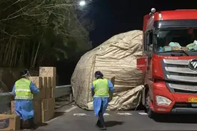 面对严重倾斜的货物，司机一筹莫展，她们化身“大力水手”全力相助图片