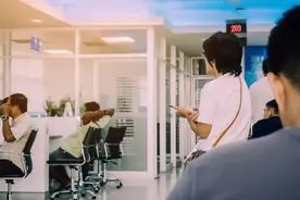 不理财，年终奖到手就留给房贷？春节前现“提前还贷”高潮，有银行关闭线上预约，购房者：要排队4个月图片