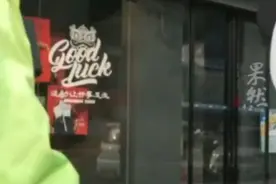 小伙骑电动车违法被交警拦下，被要求合影发朋友圈集10个赞图片