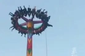 游乐设施大摆锤突发故障，多人被倒挂在最高点图片