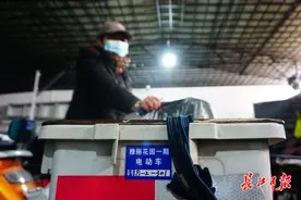 这个小区的电动车棚“越用越新”，原来……图片