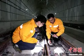 （新春走基层）地下33米的春运“逆战”图片