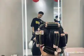 一位90后理发师“幸福的烦恼”图片