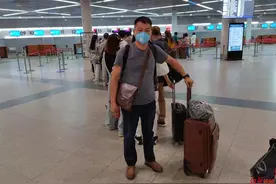 今年回家｜赴柬埔寨打工的四川游子三年来首次回家，看到读研的女儿他泪流满面图片