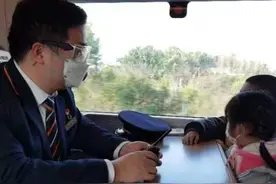 高铁开走外公被落站台上，年幼的外孙外孙女在车上图片