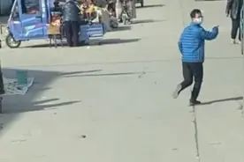 果然视频丨消防员出警遇集市，男子奔跑着为其带路图片
