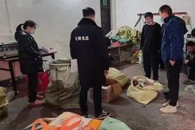 涟源市捣毁一处制售假冒伪劣槟榔黑窝点刑拘6人图片