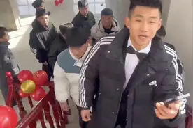 高三弟弟带十余名朋友组“男团”送姐姐出嫁：特意穿衬衫打领结，没想到一进屋就哭了图片
