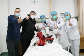 百岁老人感染新冠后康复出院，医护人员送花祝福图片