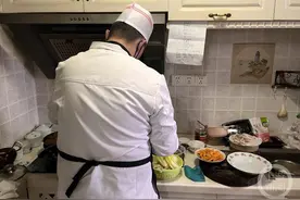 花800元请大厨上门做年夜饭 记者体验：买了53种商品 蒜要自己剥图片