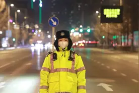 新春走基层｜沈阳交警：除夕夜里我在岗图片