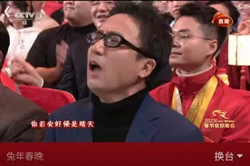 百亿神曲《早安隆回》登春晚，创作者袁树雄坐在观众席，回应：12月底接到邀请，临时“挤”进春晚图片