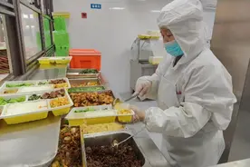 “春节的菜真丰富！” 虹口区节日期间为老年人送餐不断档图片