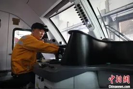 （新春走基层）他用陪伴42年的检修钳坚守最后一个春运图片