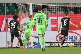 德甲综合｜“狼堡”大胜弗赖堡 法兰克福升至第二图片