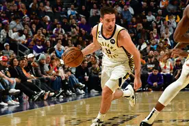 球场指挥官 麦康奈尔半场轰下11+6+7图片