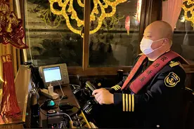 自贡42岁船长游船旁吃年夜饭 希望更多游客知道“夜游釜溪”｜新春走基层图片
