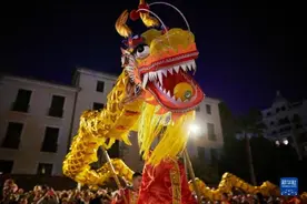 西班牙民众欢度春节图片