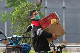 坚守，为了更美好的团圆——深圳快递外卖小哥除夕跑单记图片