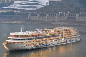 “长江叁号”起航三峡之旅图片