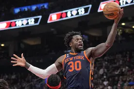 化身篮板怪兽 兰德尔23+19+8送暴力劈扣图片