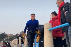 栈桥救起落水女童的蓝衣大哥，找到了！图片