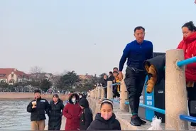 事发青岛栈桥！大年初一，他跳入冰冷的海水中救起落水女童后，就默默离开了图片