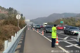 春节出行热报丨车多缓行，成都周边高速部分路段实行临时交通管制图片