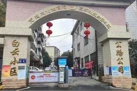 提心吊胆~大过年的邻居深夜来踹门，单身妈妈很害怕：已经不是第一次图片