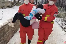 峨眉山10岁小女孩高反 森林消防员抱着她五百米接力送医图片